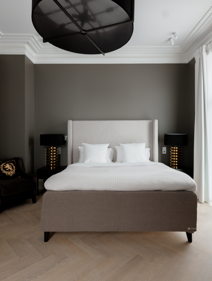 Crown Manor 9