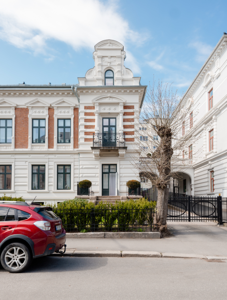 Crown Manor 24
