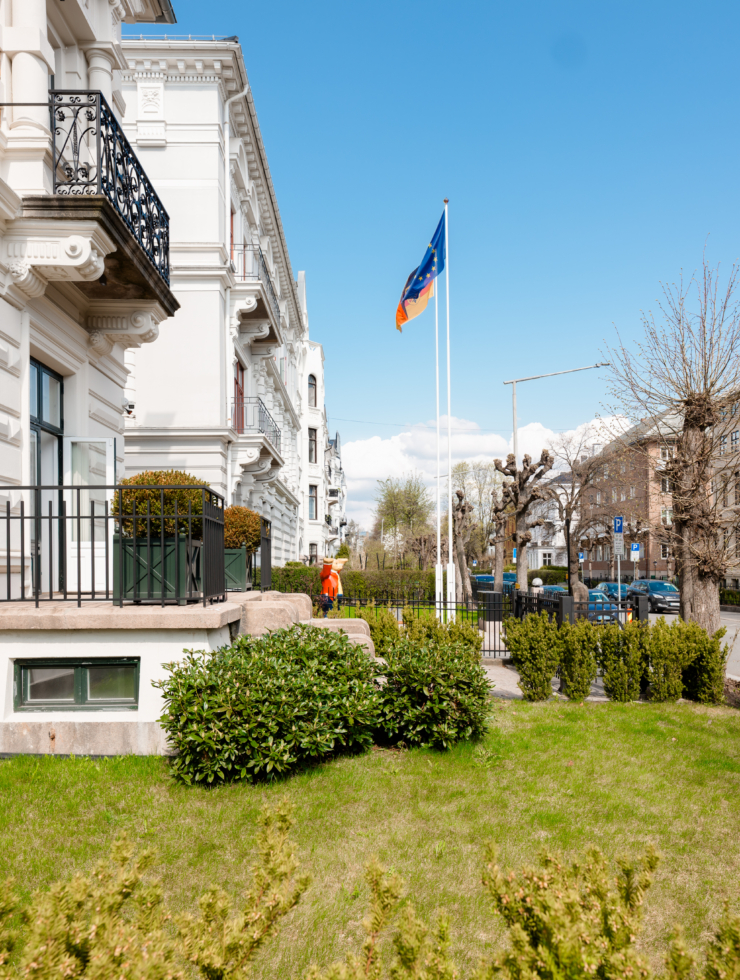Crown Manor 25