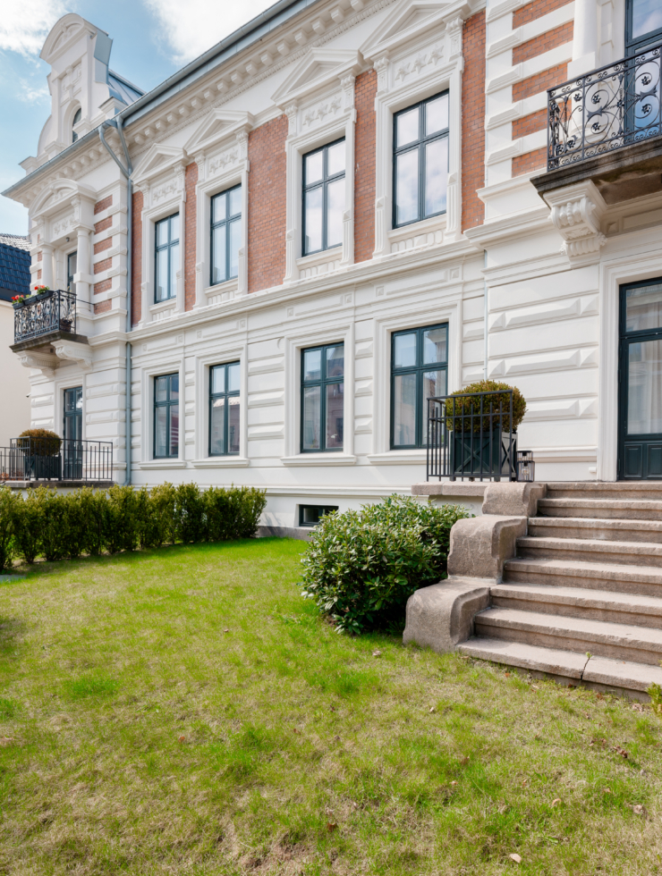 Crown Manor 26