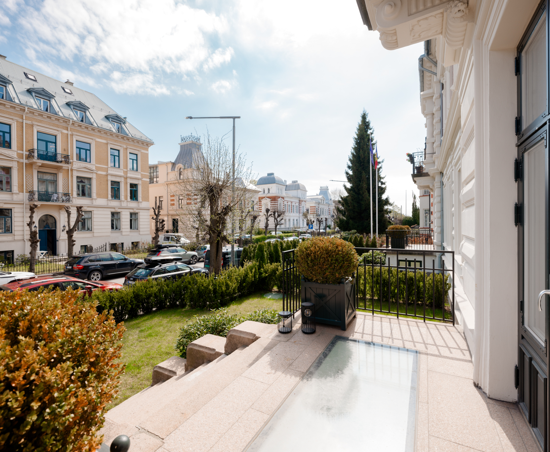 Crown Manor 27