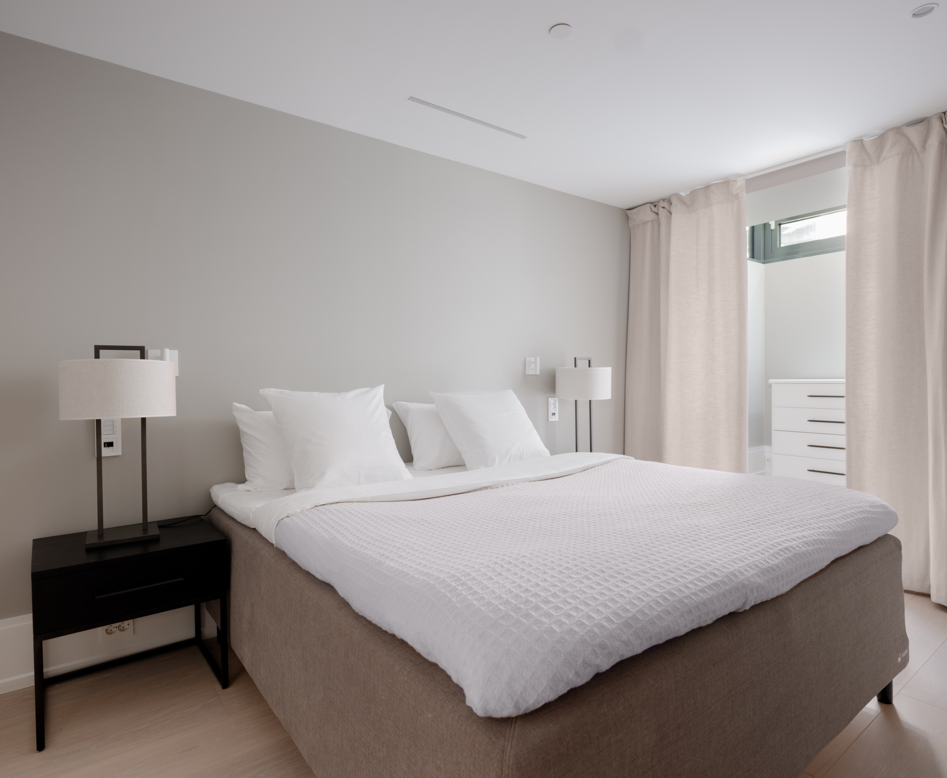 Crown Manor 28